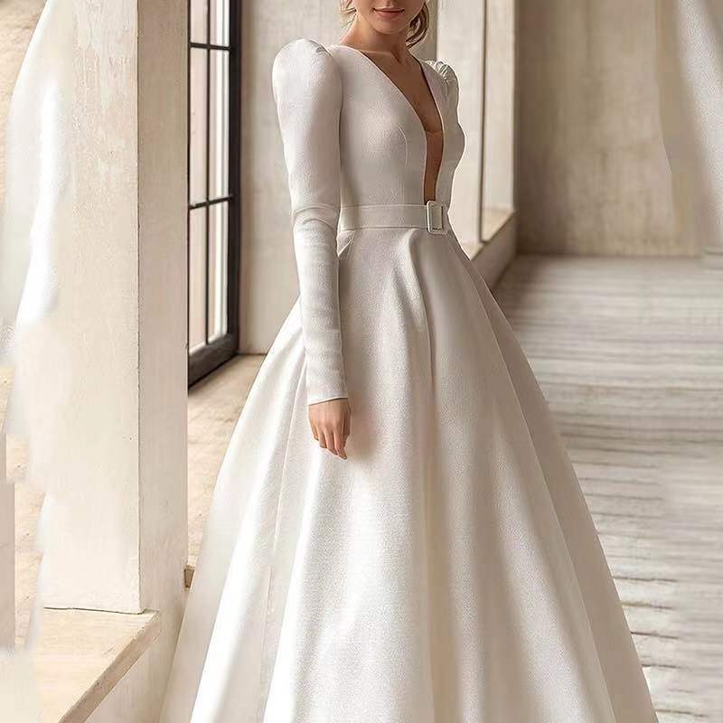 فستان نسائي أبيض أنيق سطح ستان نحيف وراقٍ، فستان طويل بتصميم فرنسي.